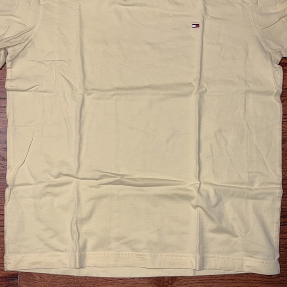 ✨HOST PICK✨ Men’s Tommy Hilfiger tshirt - Picture 4 of 6
